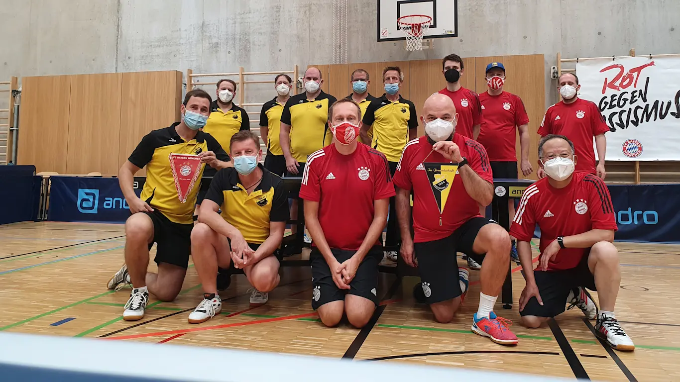 Die Spieler der FC Bayern All Stars und der DJK-SV Kirchberg vorm Wald