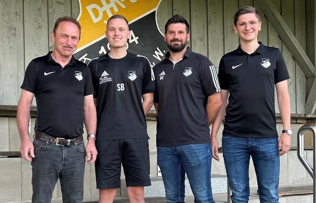 Zuversichtlich ins neue Spieljahr gehen die Kirchberger (v.l.) um Abteilungsleiter Alfons Endl, Co-Spielertrainer Sebastian Sattler, den neuen Spielertrainer Christoph Goldschmidt und 2. Vorstand Dominik Schopf. − Foto: Verein
